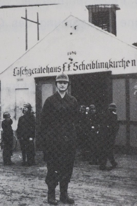 Feuerwehrhelferin in der Kriegszeit.